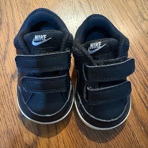 Nike Kids Black Velcro Sneakers